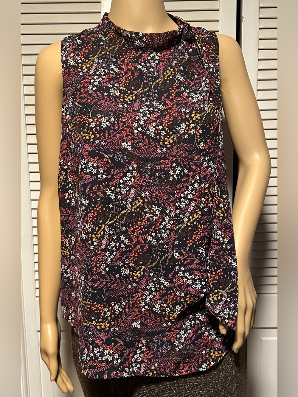 Loft Satin Sleeveless Tie-Neck Blouse Blue Floral Women’s Medium